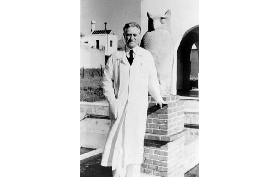 Foto de Clemente Estable al frente del instituto