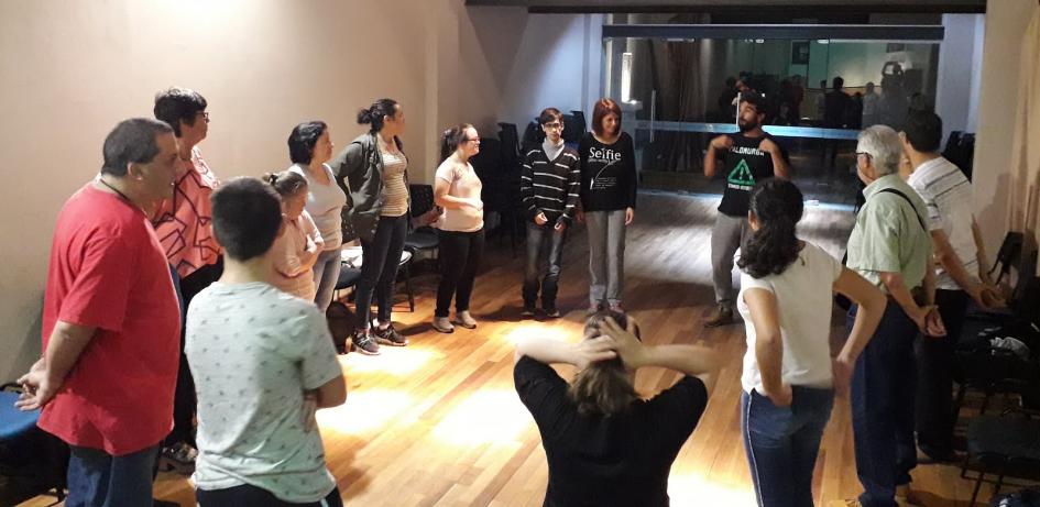 Taller de musicoterapia Personas participando de un taller