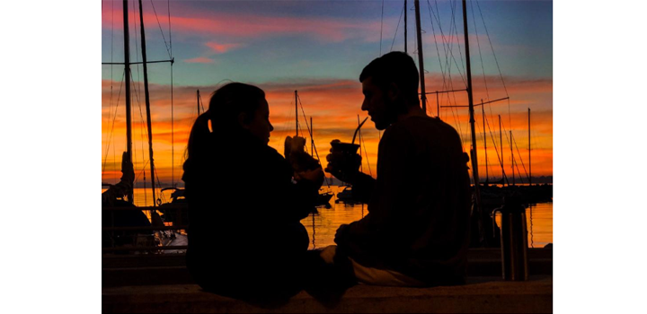 8º premio: Constanza Nocetti (14 años) Liceo 1 Juan Lacaze (Colonia) “Cómplice al atardecer” Dos personas tomando mate y comiendo tortas fritas con el atardecer de fondo