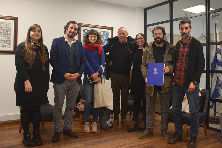Firma del convenio marco entre UNSAM y DNE. personas de pie