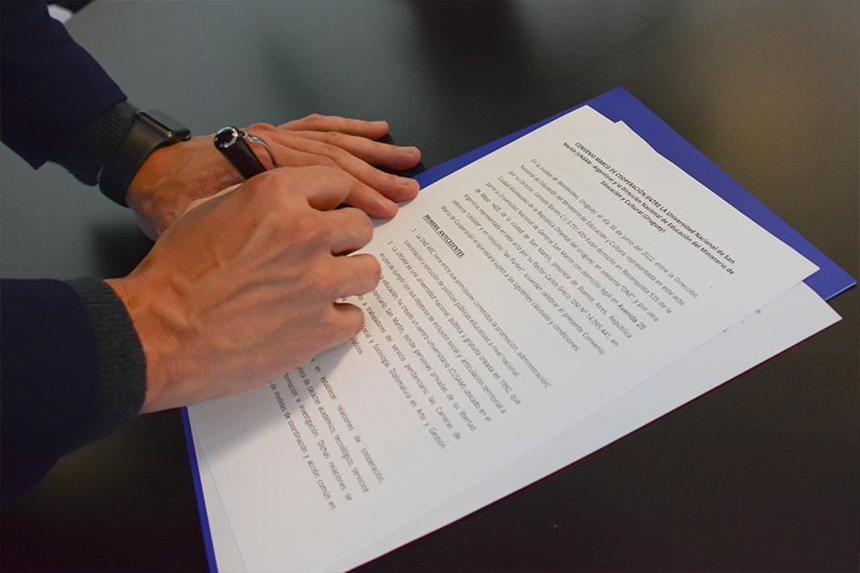 Convenios con el Centro Universitario San Martín y la Universidad de San Martín manos firmando