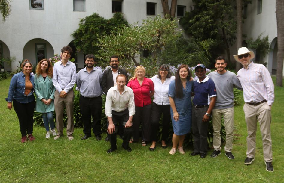 Participantes del curso en el jardín del Instituto