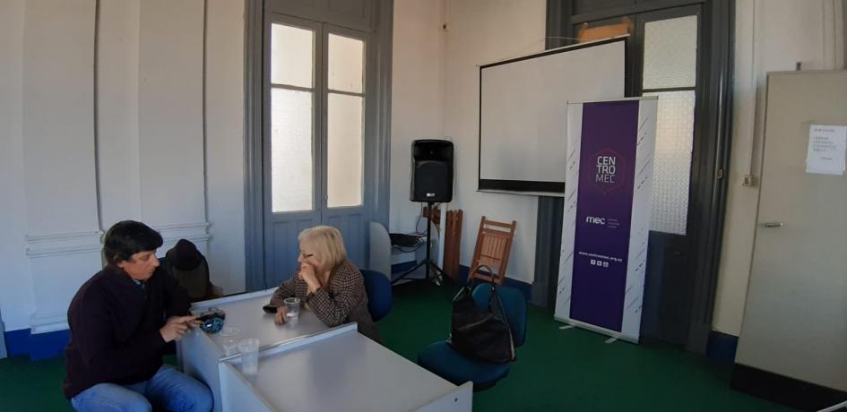 Visita de la directora de Centros MEC Personas en reunión