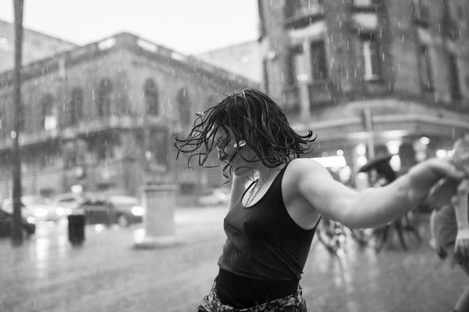 mujer bailando mujer bailando
