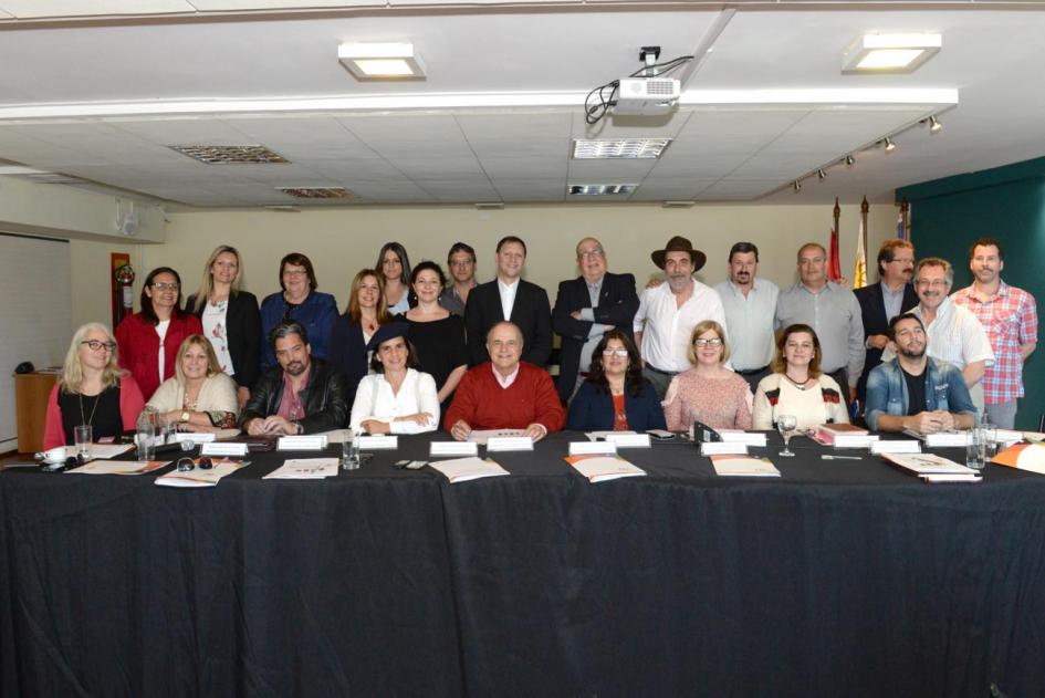 Autoridades de la Dirección de Cultura y directores de cultura de todo el país posan para la foto al finalizar la jornada.