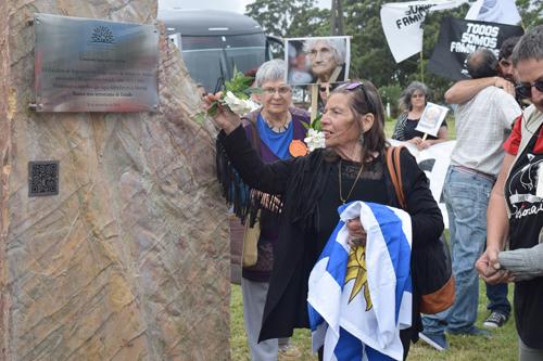 Mujer descubriendo placa Mujer descubriendo placa