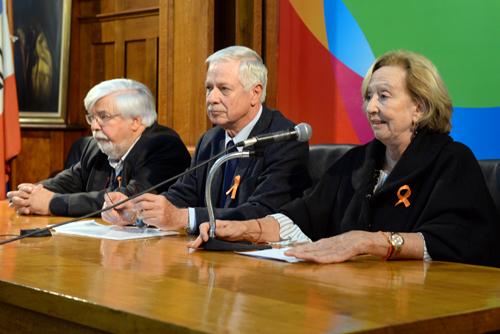 Autoridades en mesa de apertura