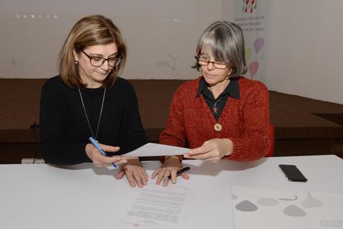 se pasan los documentos a firmar se pasan los documentos a firmar