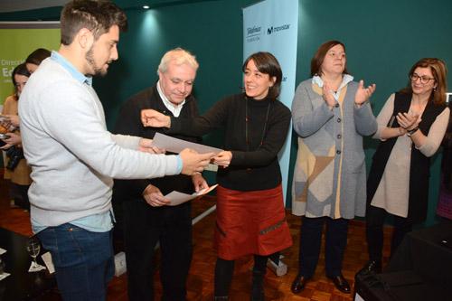 Persona recibiendo certificado Persona recibiendo certificado