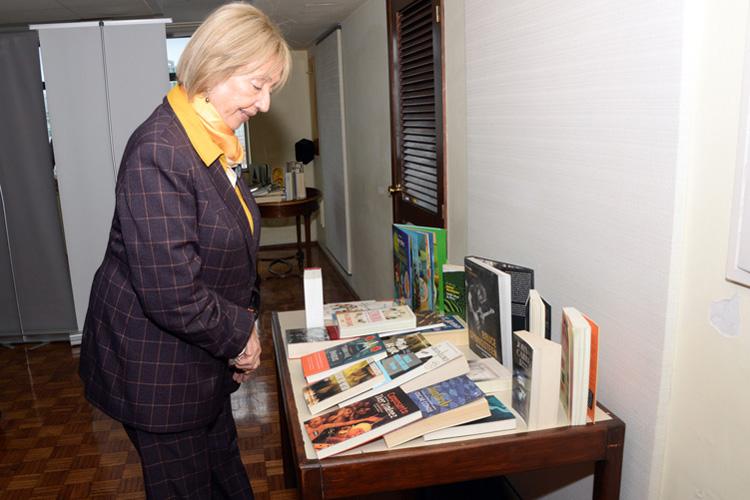 ministra junto a muestra de libros donados ministra junto a muestra de libros donados