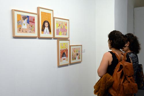 personas mirando exposicion personas mirando exposicion
