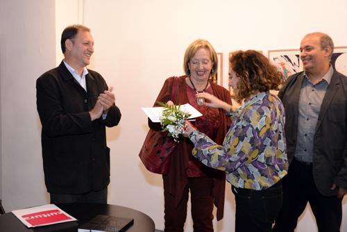 Ganadora recibiendo el premio Ganadora recibiendo el premio