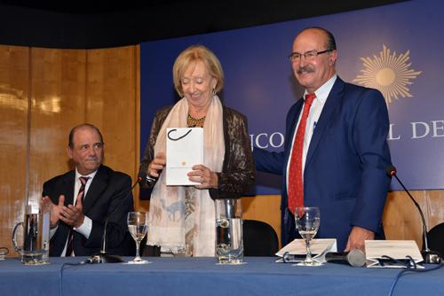 Ministra recibe la moneda conmemorativa Ministra recibe la moneda conmemorativa