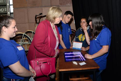 ministra recorriendo la muestra ministra recorriendo la muestra
