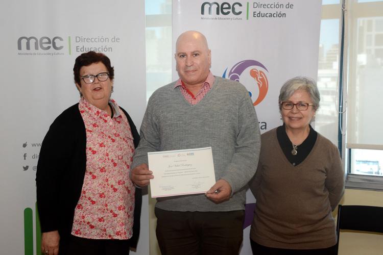 Tres personas con diploma en mano Tres personas con diploma en mano