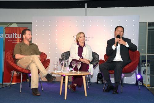 Autoridades sentadas durante la presentaci&oacute