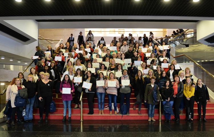egresados y egresadas con sus diplomas egresados y egresadas con sus diplomas