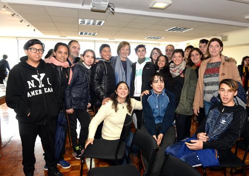 estudiantes junto a la ministra Mu&ntilde