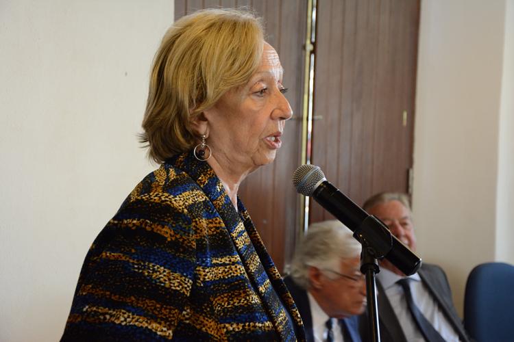 Ministra frente al estrado Ministra frente al estrado
