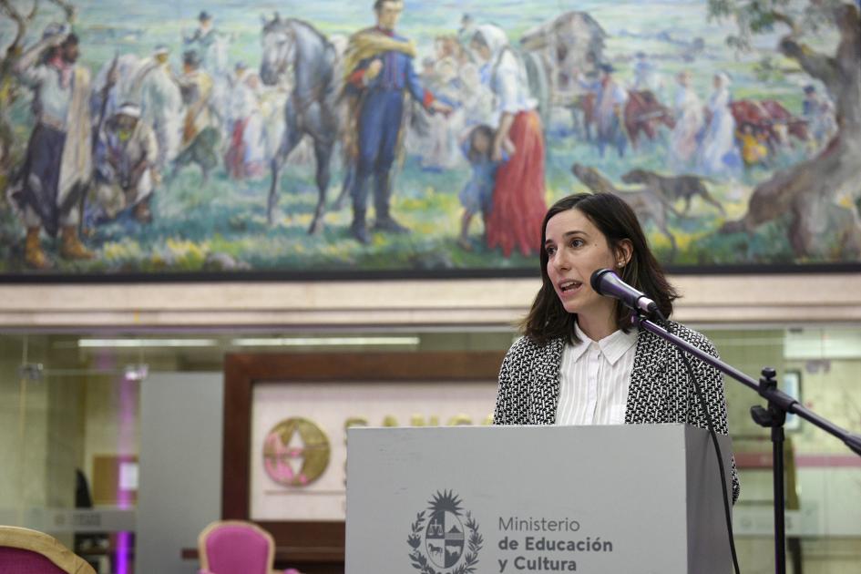 Persona frente a micrófono en acto