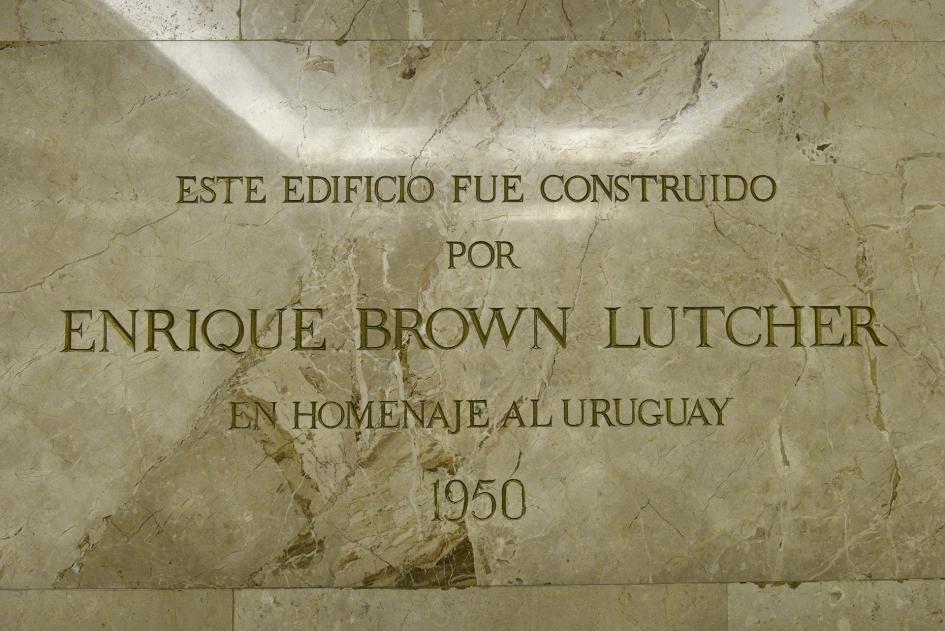 Placa instalada en el interior del edificio