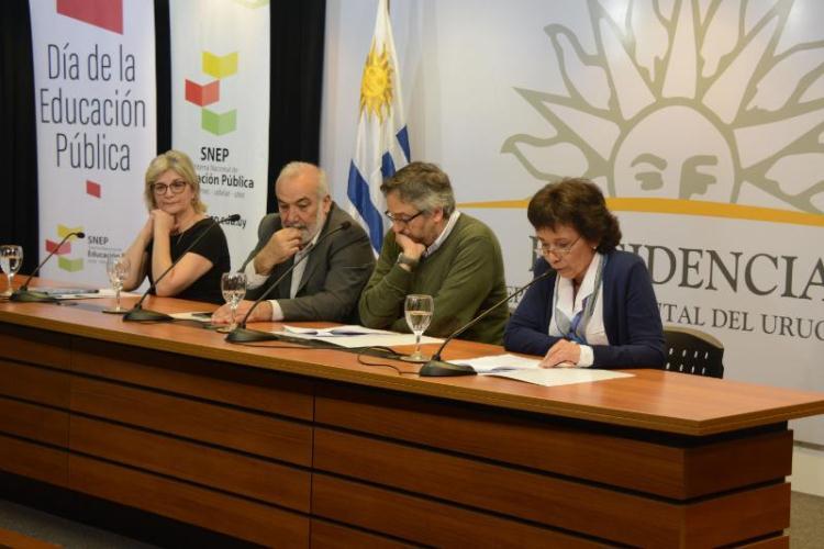 mesa de autoridades, cuatro personas. mesa de autoridades, cuatro personas.
