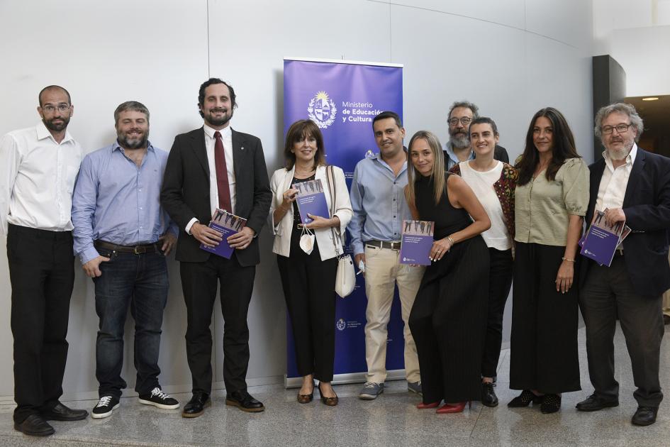 Personas con libro en presentación