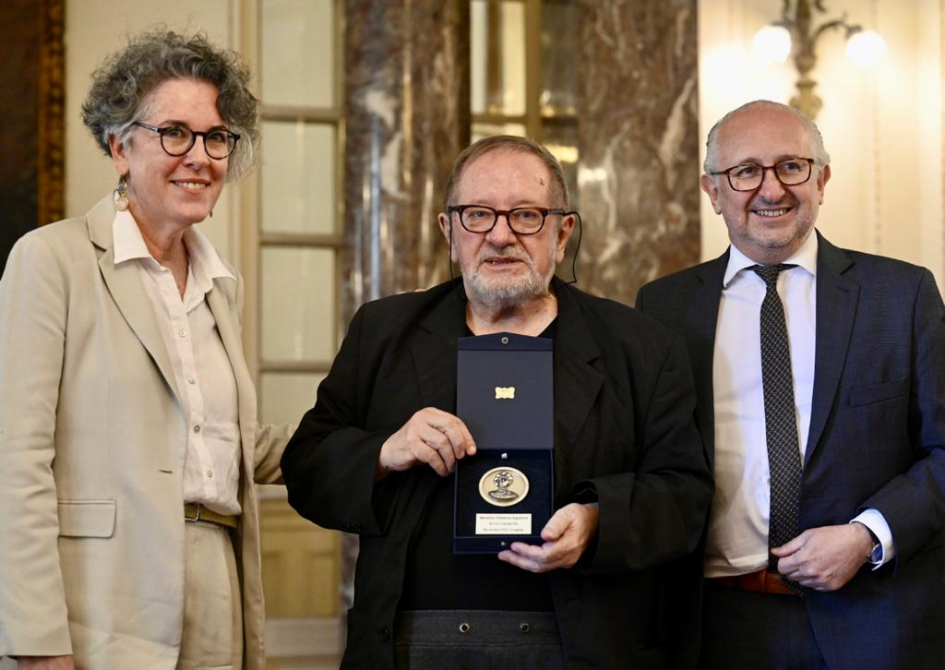 Elvio Gandolfo recibe su Medalla Delmira Agustini.