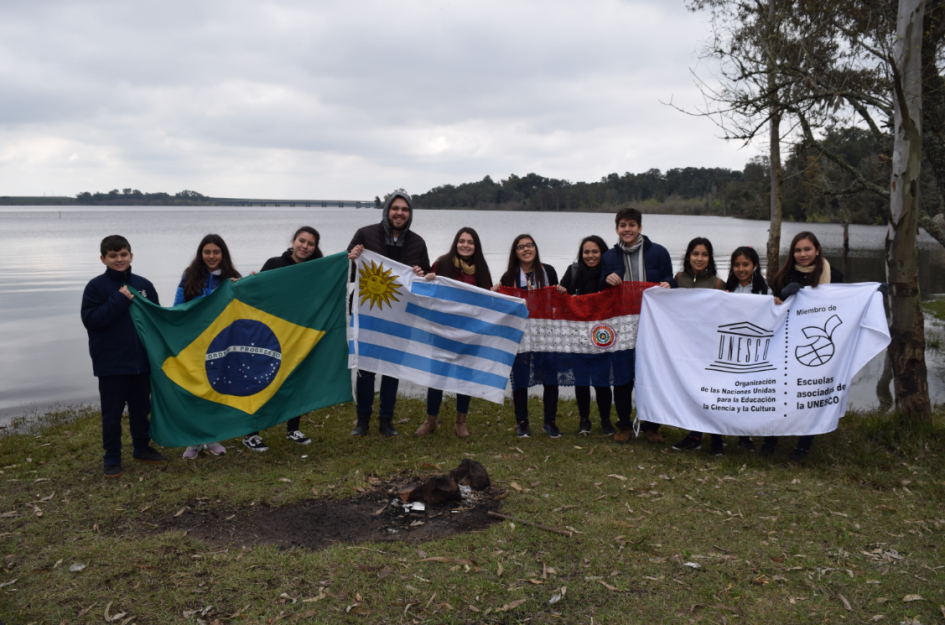 Encuentro de Jóvenes del MERCOSUR Personas con las banderas de Brasil, Uruguay, Paraguay y UNESCO