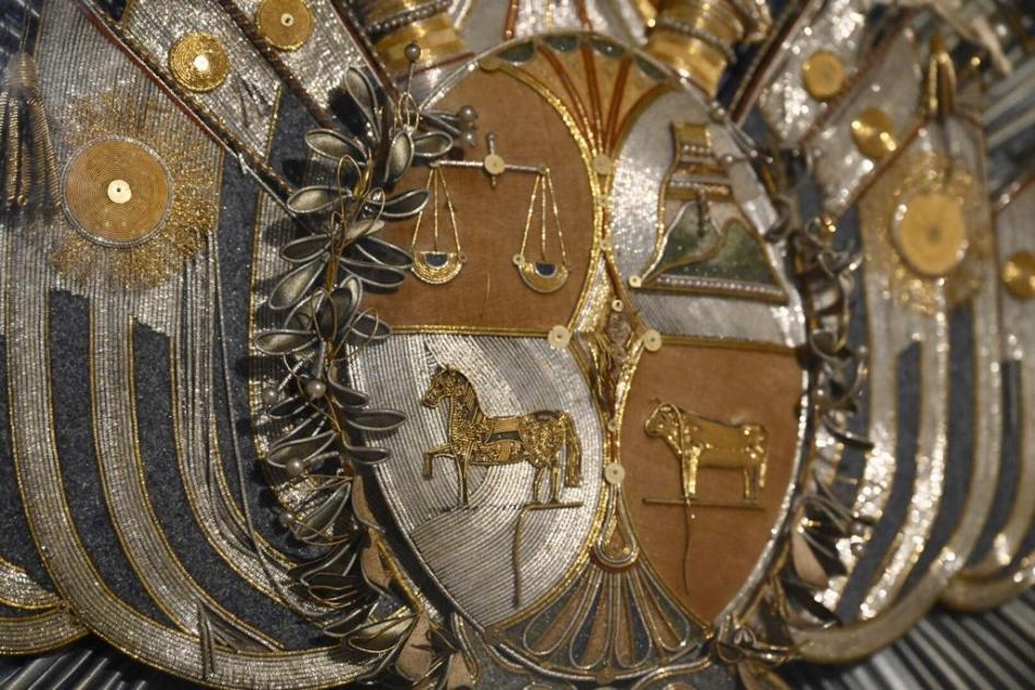 Los escudos pertenecen a diferentes instituciones públicas. Escudo nacional.