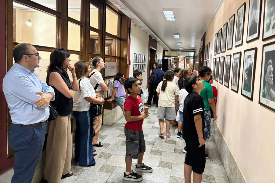 Visita guiada por la Biblioteca a cargo de la escritora Raquel Silvetti. Visita guiada por la Biblioteca a cargo de la escritora Raquel Silvetti.