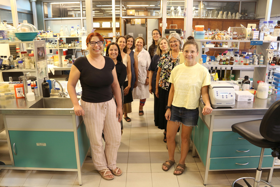 Investigadoras del Departamento de Bioquímica y Genómica Microbianas