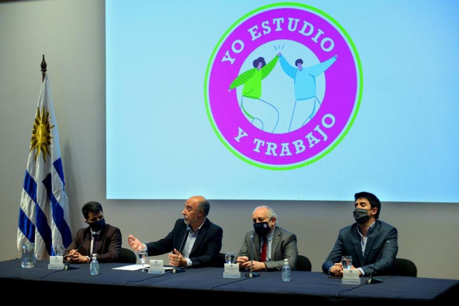 Ministro de Trabajo y Seguridad Social, Pablo Mieres, ministro de Educación y Cultura, Pablo da Silveira, director de la Dirección Nacional de Empleo, Daniel Pérez y director del INJU, Felipe Paullier