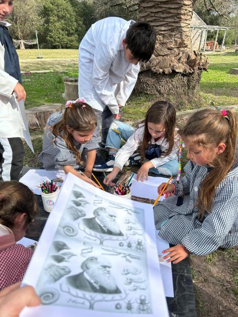 Estudiantes trabajando en el proyecto "Charles Darwin"