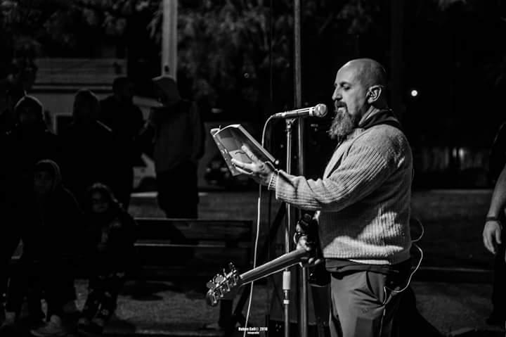 Omar Falero, Bajista de Pie Grande leyendo cuento elegido para hacer canción Persona actuando en escenario