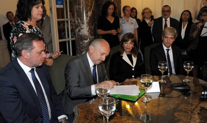 Firma Toma de posesión del ministro da Silveira