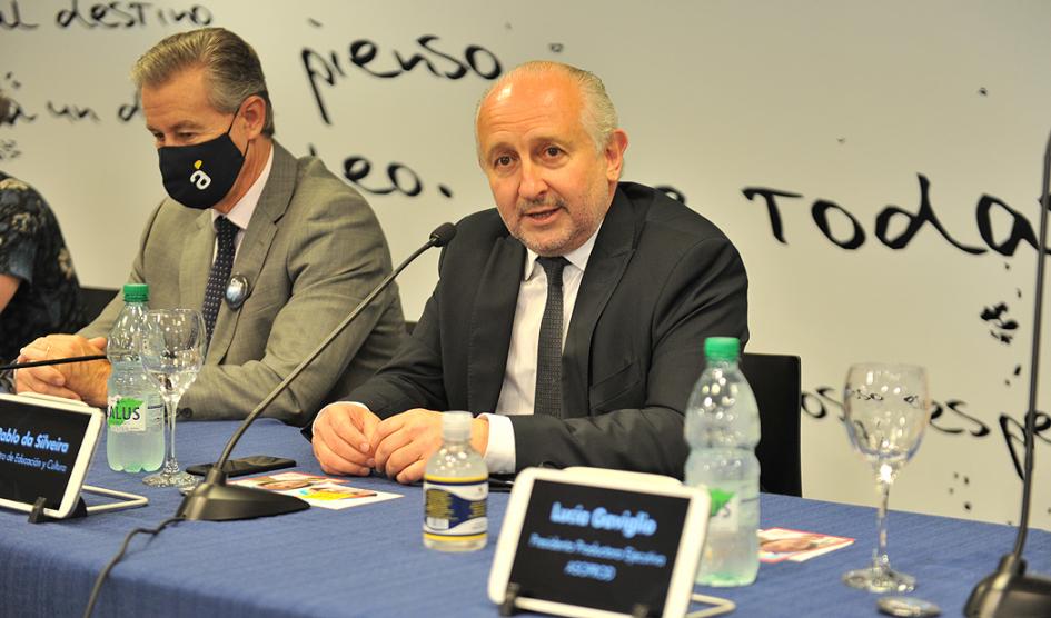 Ministro del MEC, Pablo da Silveira. Foto: Presidencia Ministro del MEC dando su discurso y a su lado está el presidente de Antel