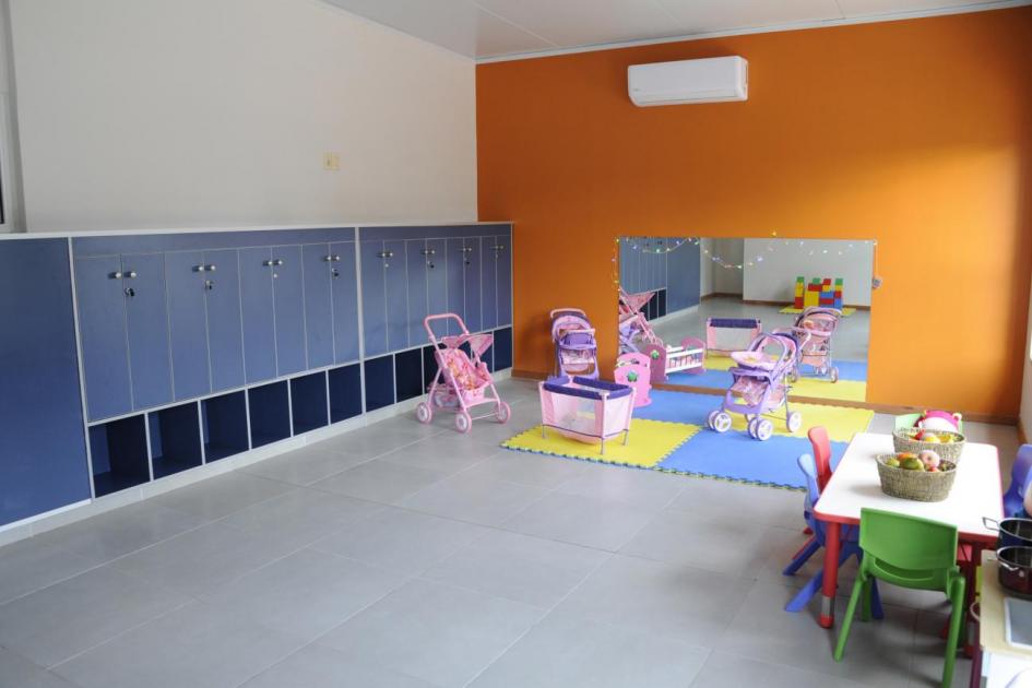 Interior del CAIF Mesas y módulos del salón del CAIF