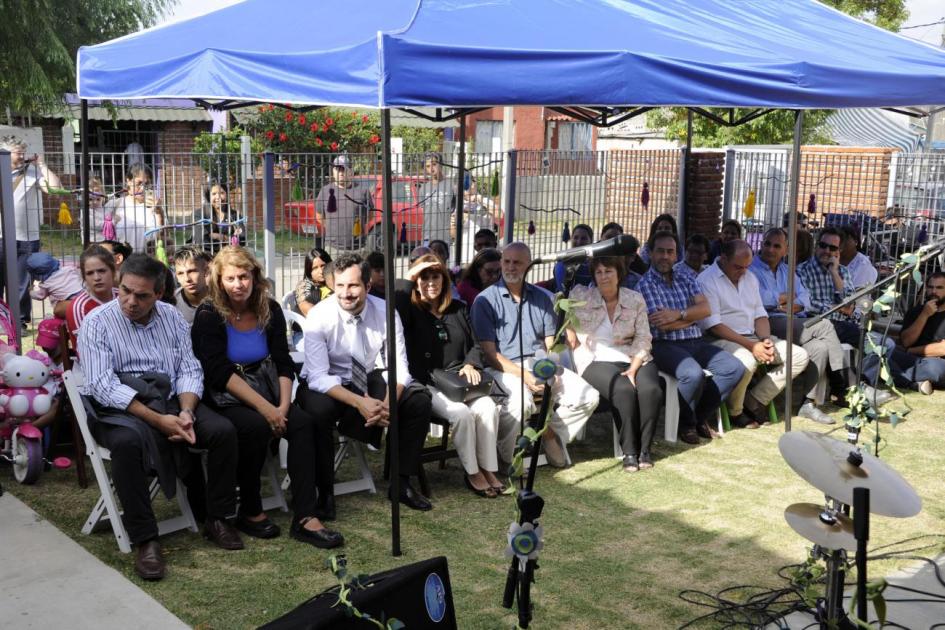 Autoridades en el evento autoridades y publico sentados en la inauguración debajo de un gasebo
