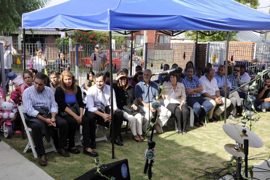 autoridades y publico sentados en la inauguración debajo de un gasebo