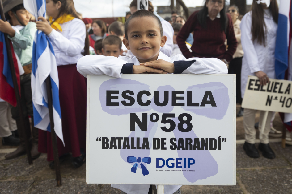 200 años de la Batalla de Sarandí Niño con un cartel de la escuela