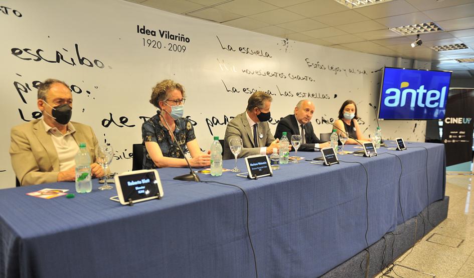 Autoridades. Foto: Presidencia Mesa larga con las autoridades sentadas
