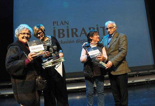jubilados recibiendo premio jubilados recibiendo premio
