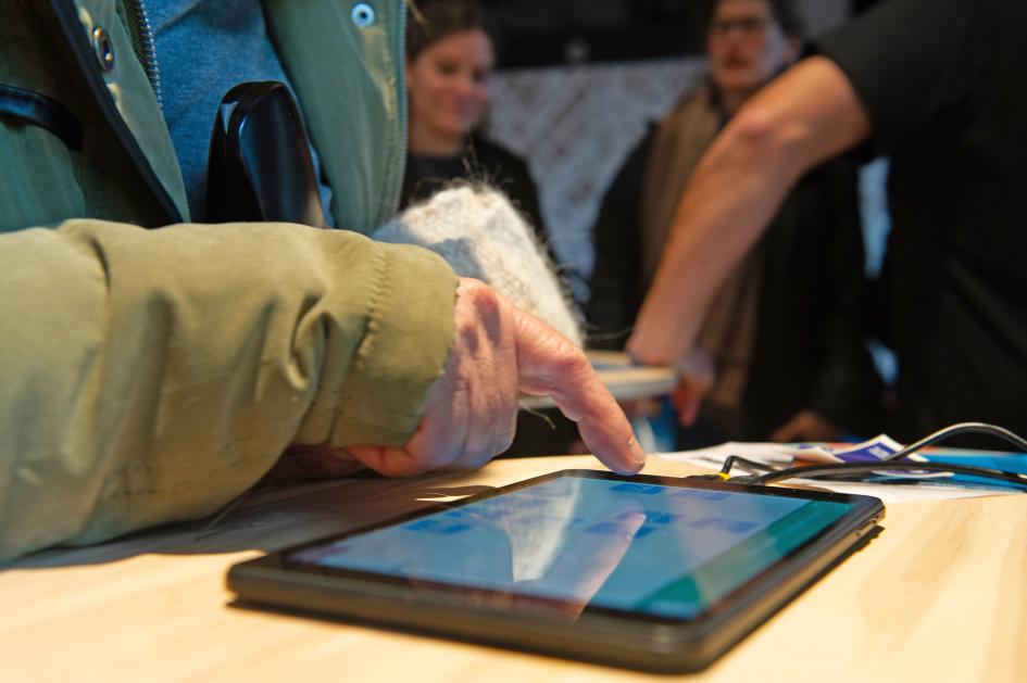 Inscripciones abiertas para el Plan Ibirapitá Persona usando una tablet