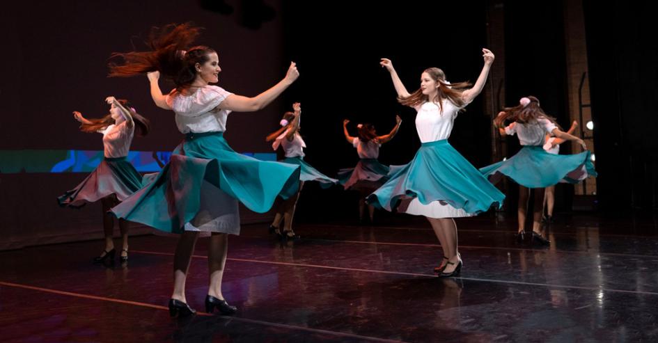 El 29 de abril se celebra el Día Internacional de la Danza Mujeres en escenario bailando folclore