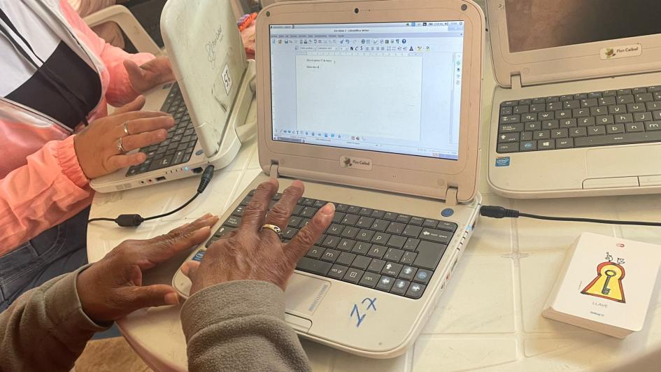 Plan Nacional de Educación en Cárceles Plano de laptop