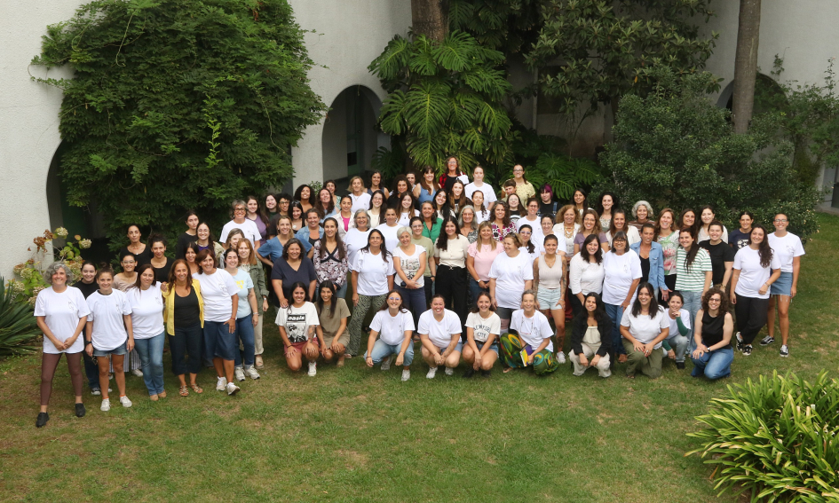 Foto grupal de mujeres trabajadoras del IIBCE