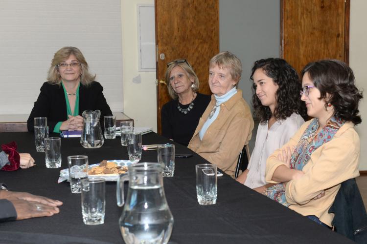 Personas sentadas antentas a la reuni&oacute