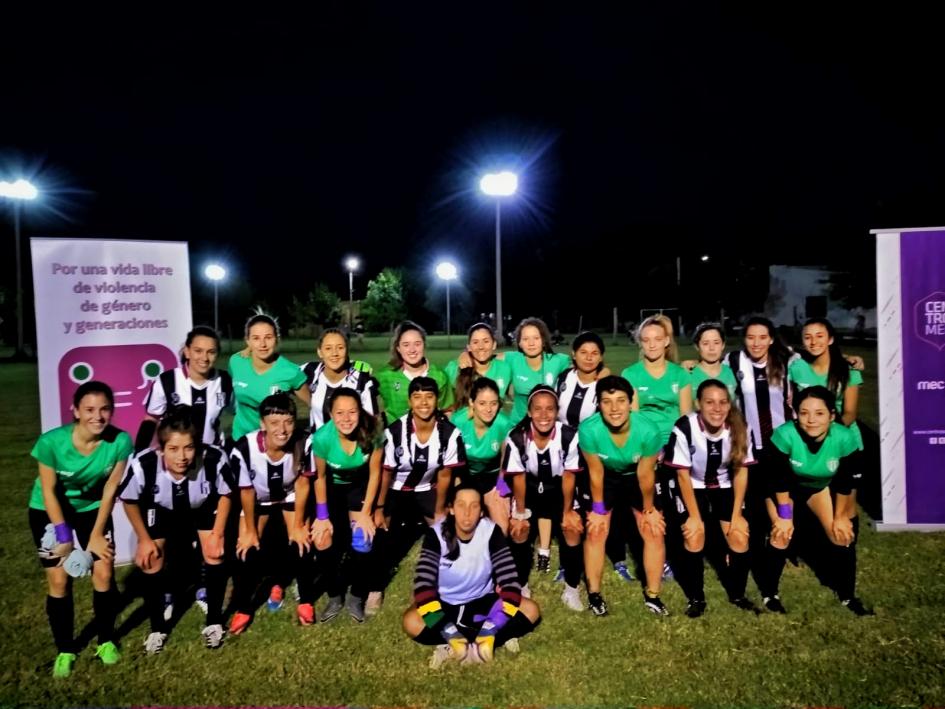 Cuadro de fútbol Plano general de cuadro de fútbol femenino en cancha