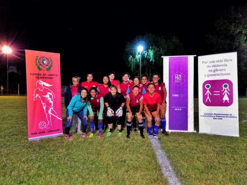 Cuadro de fútbol Plano general de cuadro de fútbol femenino en cancha